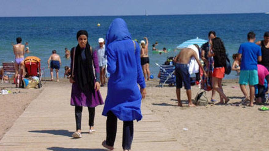 Las jóvenes abandonan la playa después de bañarse.