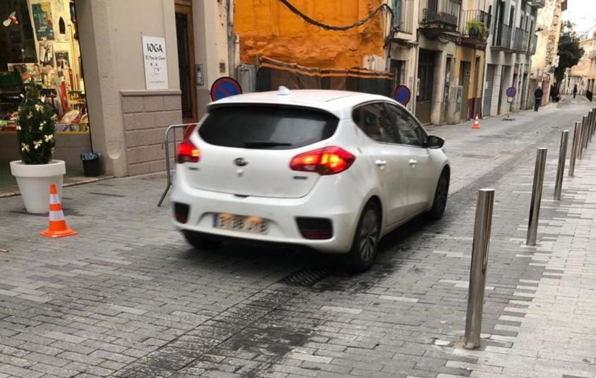 Seguretat  Pilones a la plataforma del carrer de la Jonquera | SANTI COLL