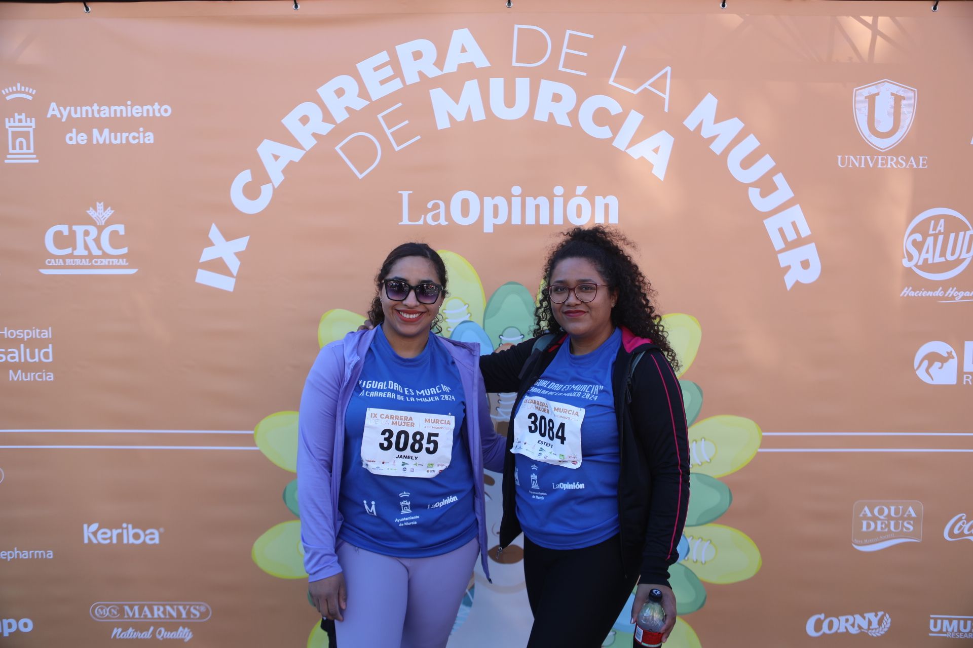 Las participantes posan en el photocall tras finalizar la Carrera de la mujer de Murcia