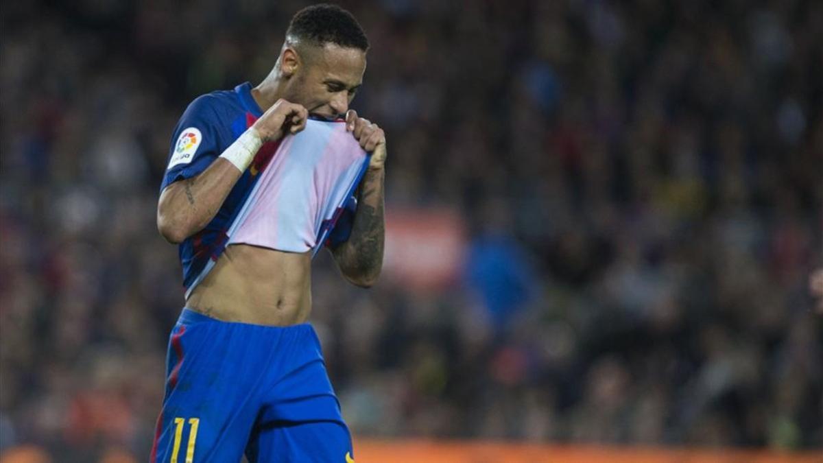 Neymar Jr lamenta una de las muchas veces que no ha querido entrar el balón en este 2016