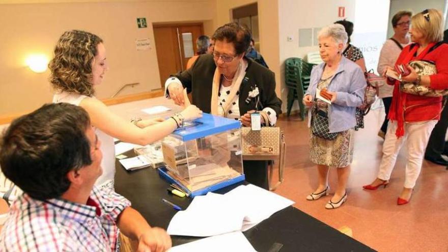 Una de las mesas electorales de A Estrada en las últimas elecciones. // Bernabé/Cris M.V.