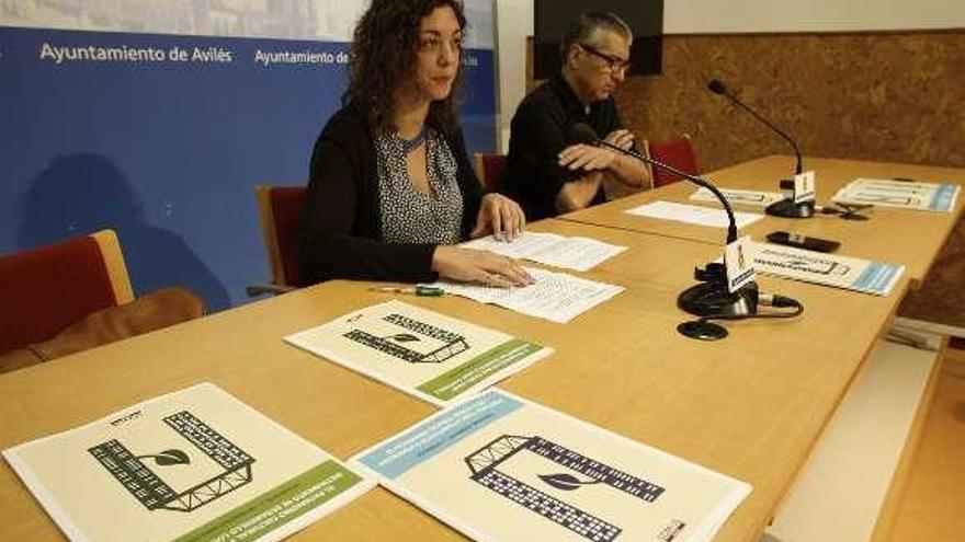 Tania González y Xune Elipe, ayer, durante la presentación del documento sobre el patrimonio inmaterial avilesino.