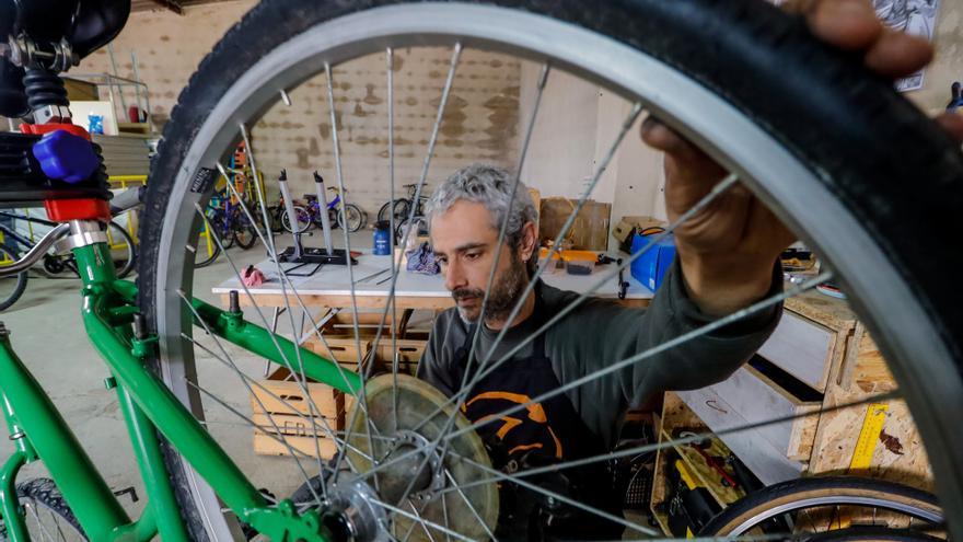 Bicicletas recicladas, un vehículo para la integración