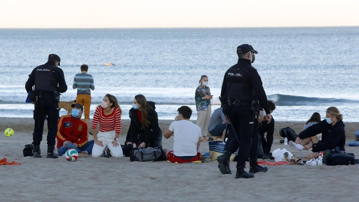 Buscan a un joven desaparecido en el agua de la playa de la Malva-rosa