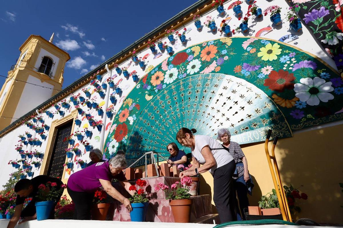 Montaje de la cruz en Cañero.