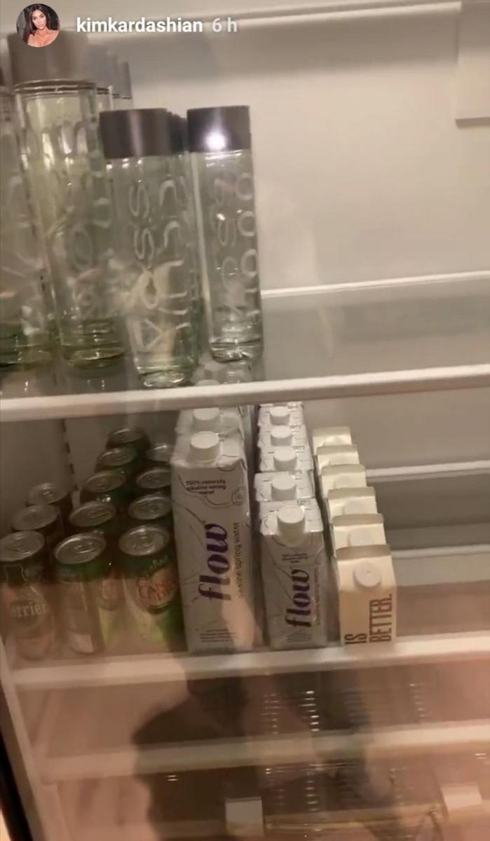 La nevera de Kim Kardashian llena de agua y leche