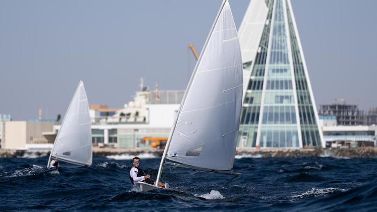 Varios veleros navegan en las inmediaciones del Jeddah Yacht Club.