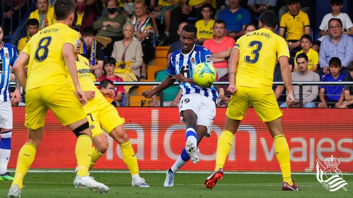 Isak se dispone a tirar en una de las ocasiones de la Real Sociedad.