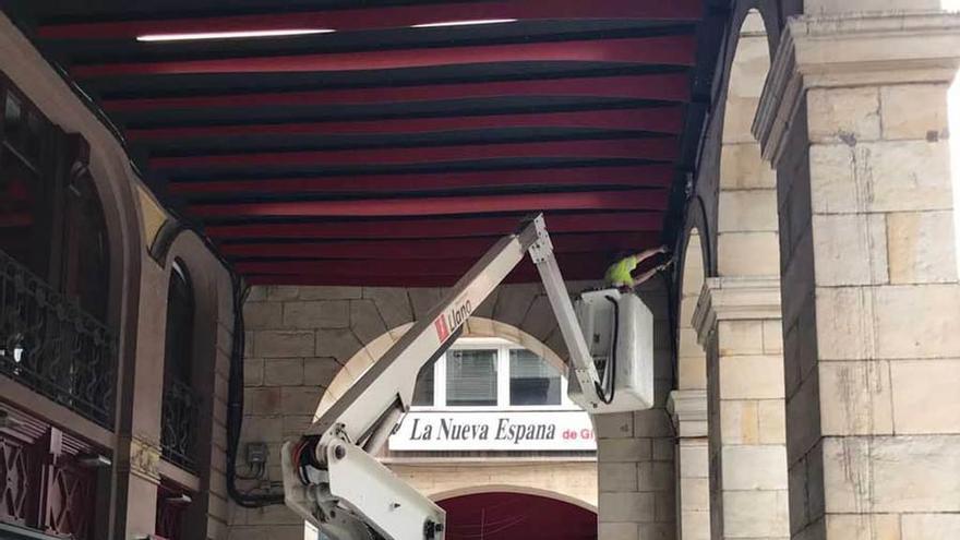 Operarios de la empresa de alumbrado, en Marqués de San Esteban.