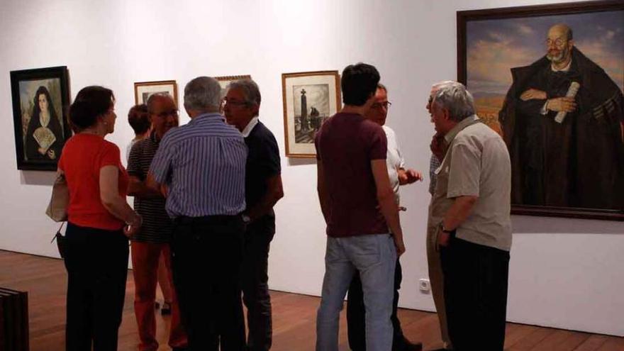 Familiares de Gallego Marquina, artistas zamoranos y visitantes en el Museo de Zamora.