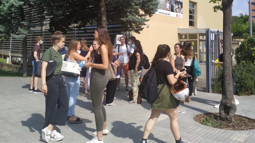 Alumnes de les PAU a les portes de l&#039;edifici de la UPC