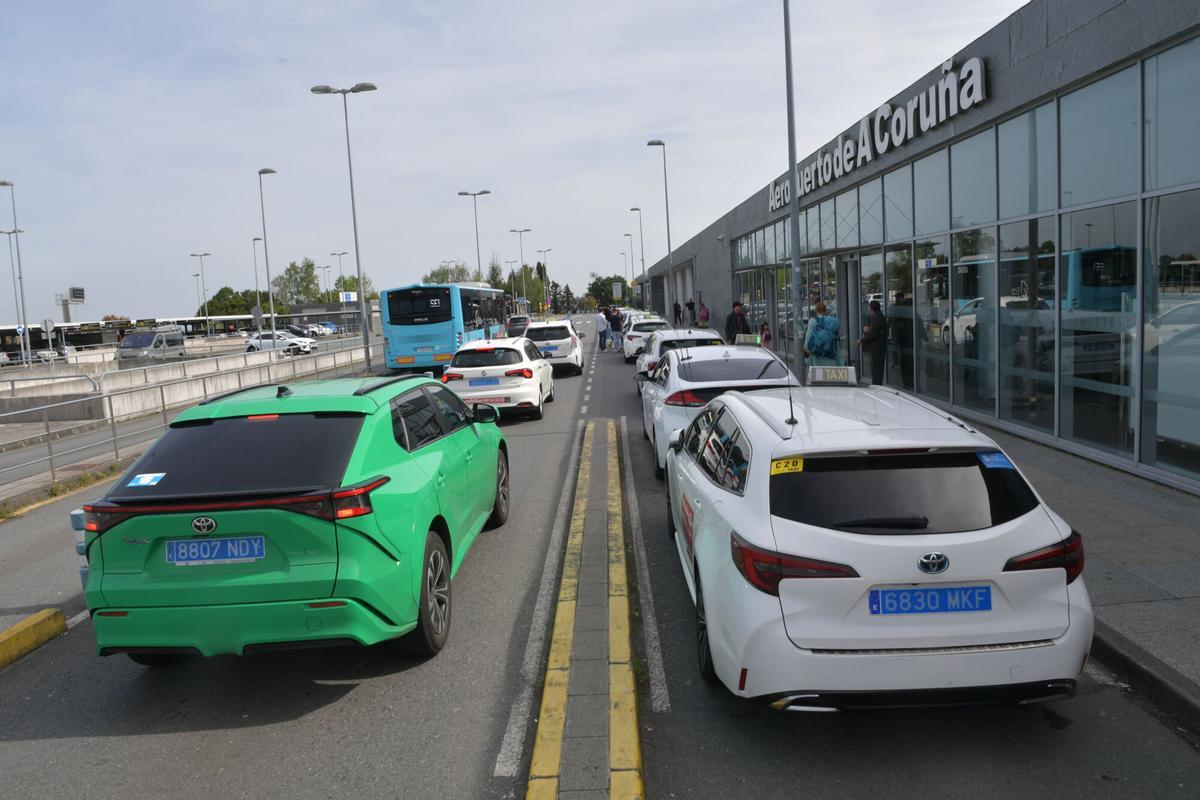 Parada de taxis del aeropuerto Alvedro en el primer día de cierre de Lavacolla
