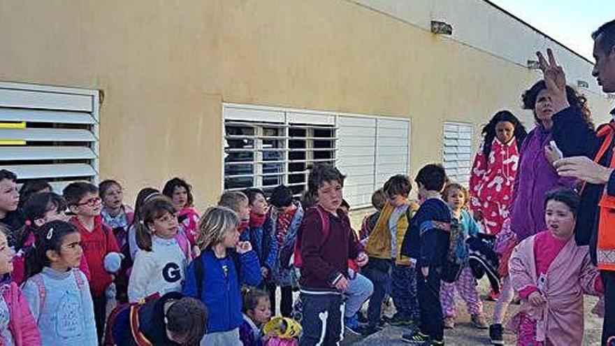 Los alumnos de tres colegios, durante la jornada de formación de ayer en el Hospital Can Misses.