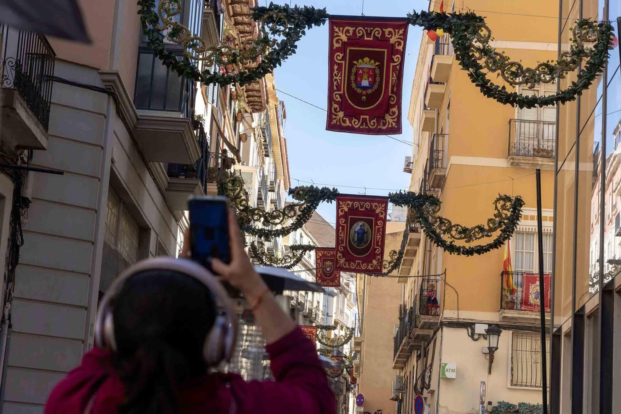 El Circo del Sol, los preparativos de la Santa Faz y los cruceristas abarrotan y llenan de color las calles de Alicante