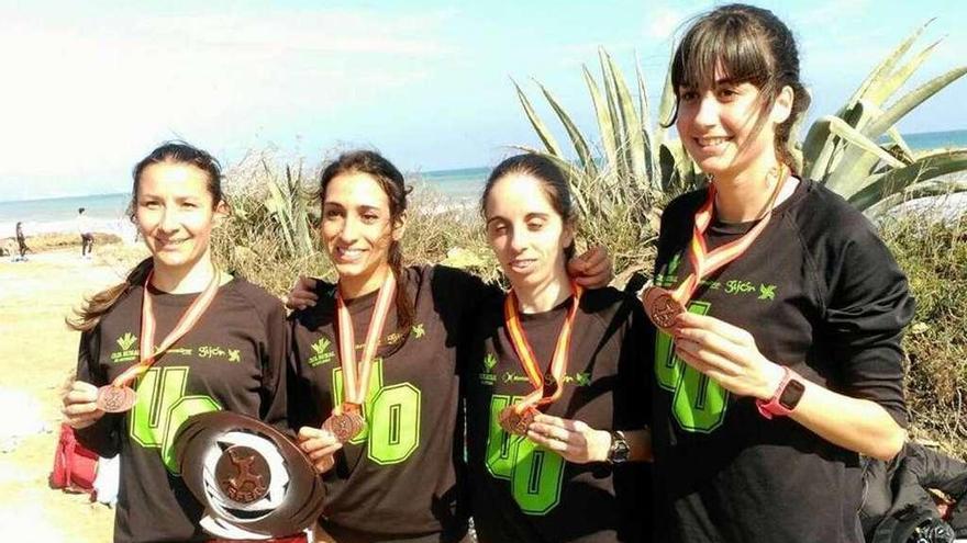 María Díez, primera por la izquierda, con sus compañeras del Universidad de Oviedo.