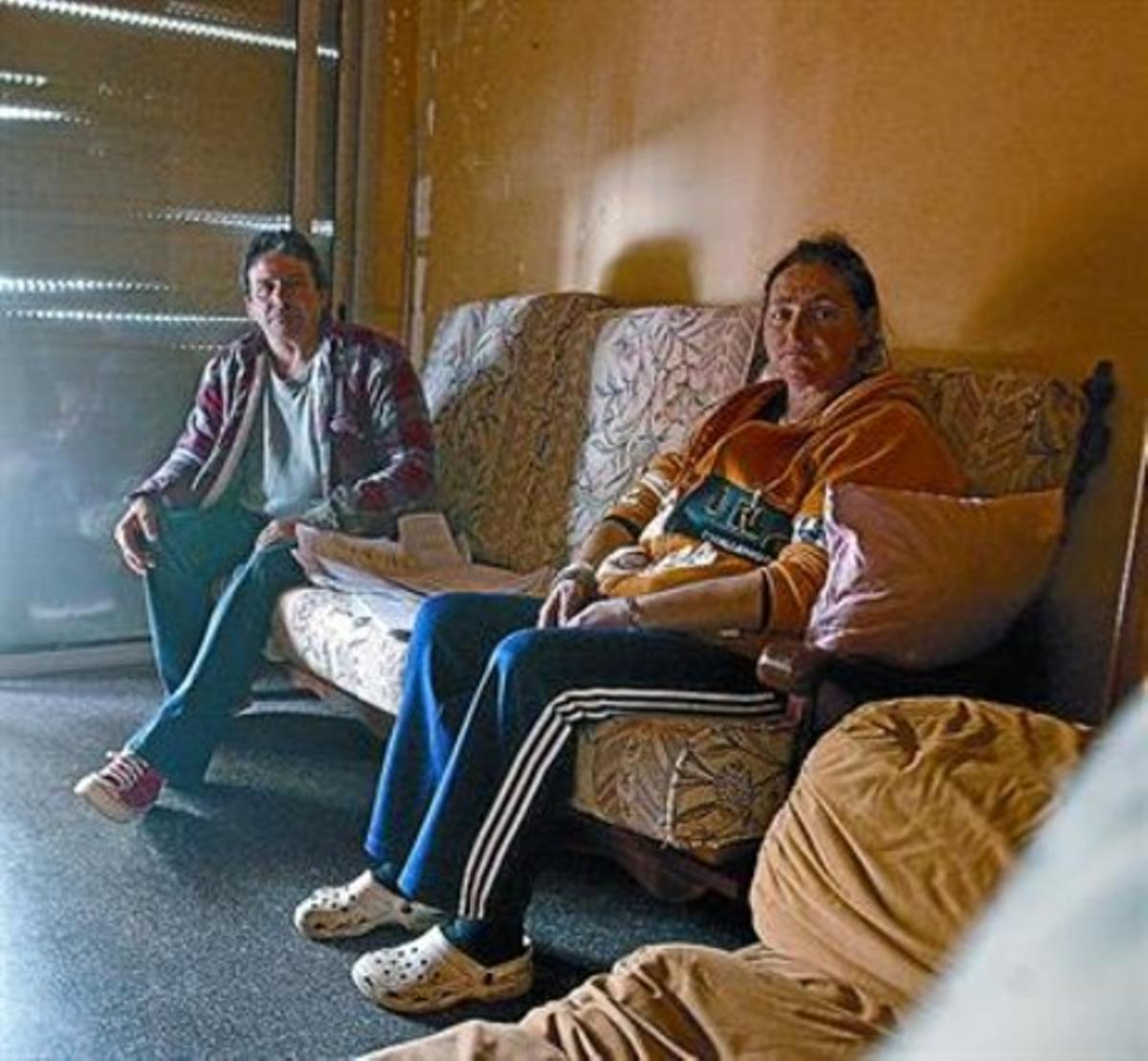 A casaManuel Torres i la seva dona, en un pis d’Adigsa.