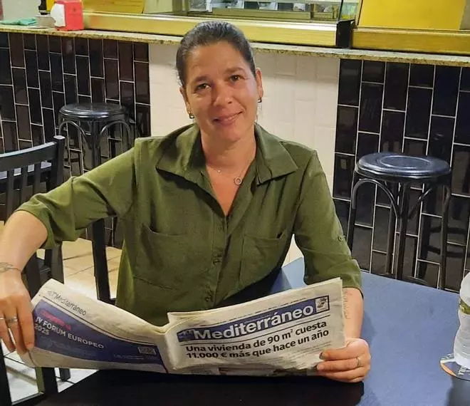 Yolanda Bernat, suscriptora del bar La Marea «Tengo el diario para dar servicio  a mis clientes»