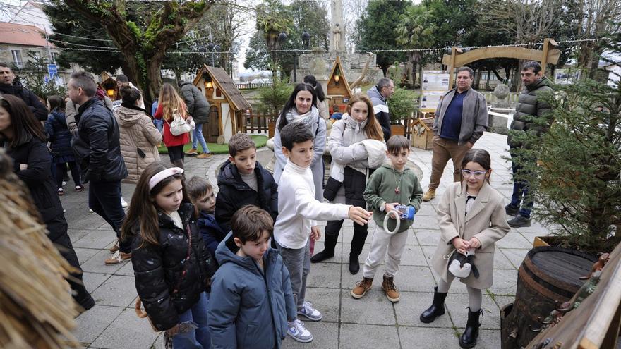 Juegos infantiles, este lunes, en la Aldea do Apalpador. |  Bernabé/Javier Lalín