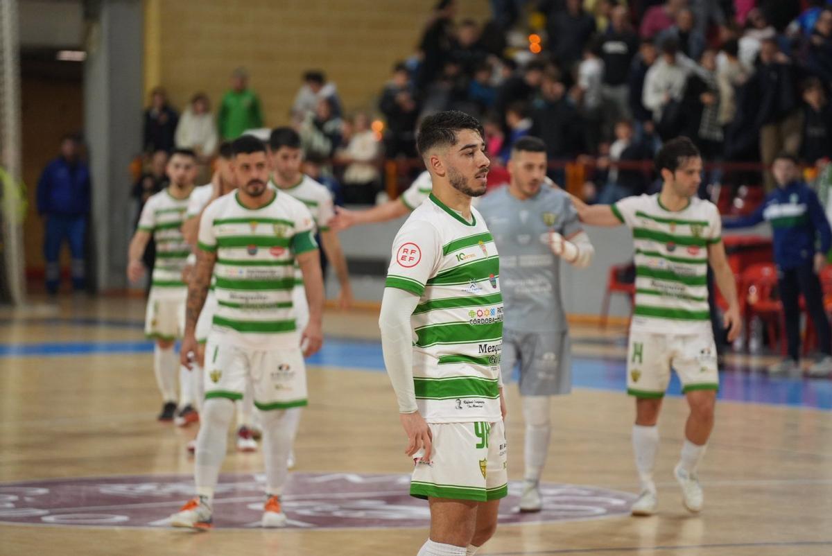 Jugadores del Córdoba Futsal tras el último partido en Vista Alegre ante ElPozo Murcia.