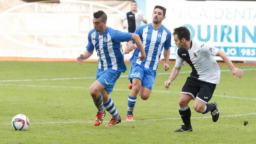 Cristian se lleva el balón ante Edu, con Jorge Rodríguez detrás, en el Avilés-Urraca de ida.