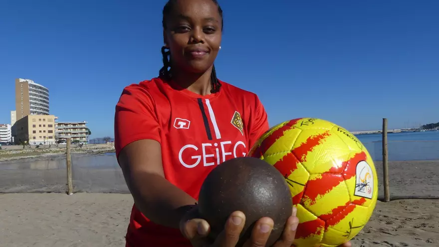 VÍDEO | L'atleta escalenca Estel Pons, entre la bola de metall del llançament de pes i la pilota de futbol