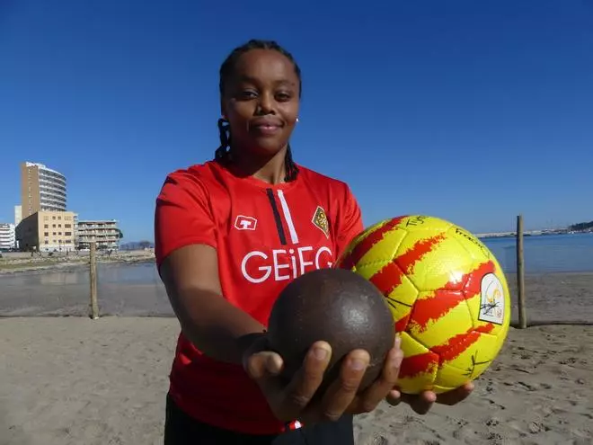 VÍDEO | L'atleta escalenca Estel Pons, entre la bola de metall del llançament de pes i la pilota de futbol