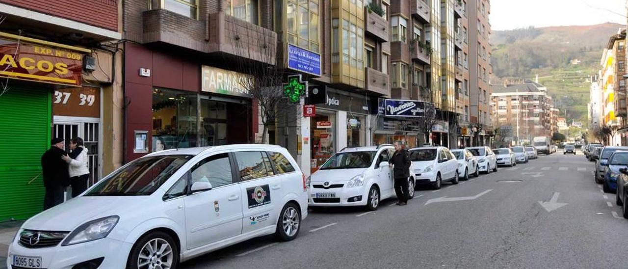 Taxis en la parada de la calle Manuel Llaneza, en el centro de Mieres.