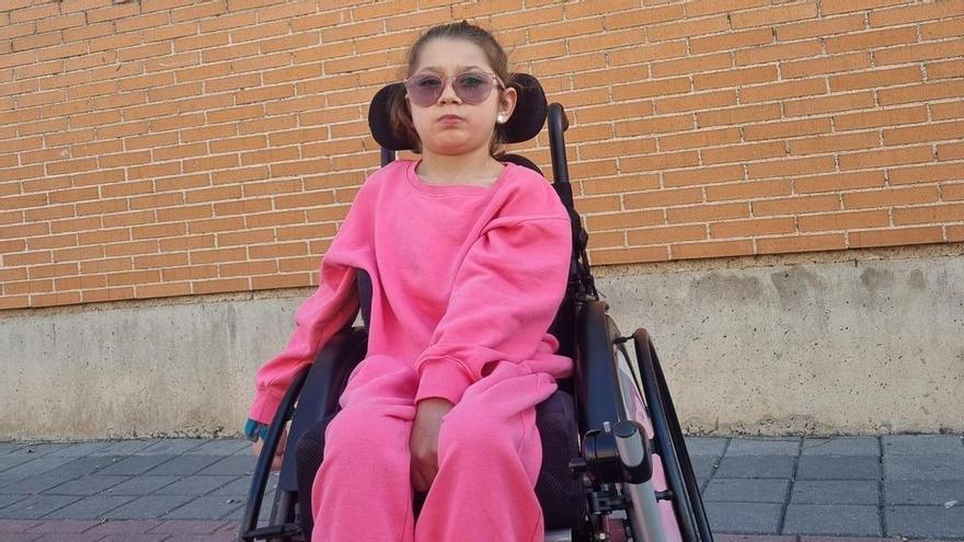 Familias del colegio Azorín de Catral se oponen a la supresión del transporte escolar: "A la conselleria no le importa nada, solo los números"