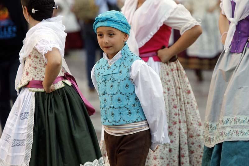 Dansà infantil en la plaza de la Virgen