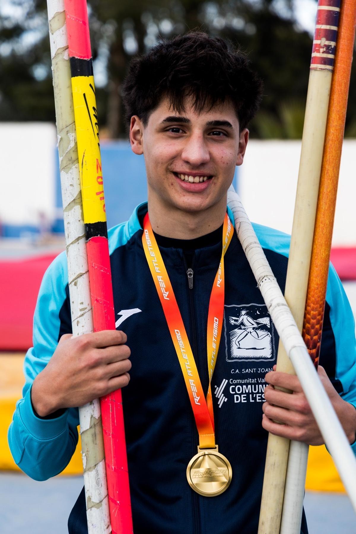Marco Trasobares posa con la medalla de campeón de España.