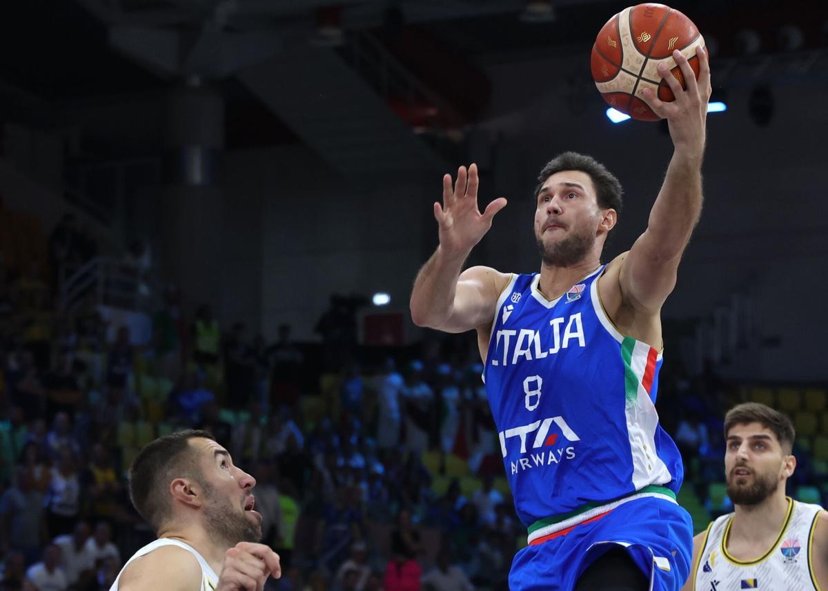 LIMASSOL (Cyprus), 31/08/2025.- Italy's Danilo Gallinari (R) in action against Bosnia and Herzegovina's Kenan Kamenjas (L) during the FIBA EuroBasket 2025 group C basketball match between Bosnia and Herzegovina and Italy in Limassol, Cyprus, 31 August 2025. (Baloncesto, Bosnia-Herzegovina, Chipre, Italia) EFE/EPA/GEORGI LICOVSKI