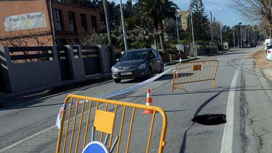 El socavón se encuentra señalizado desde el viernes // Noé Parga