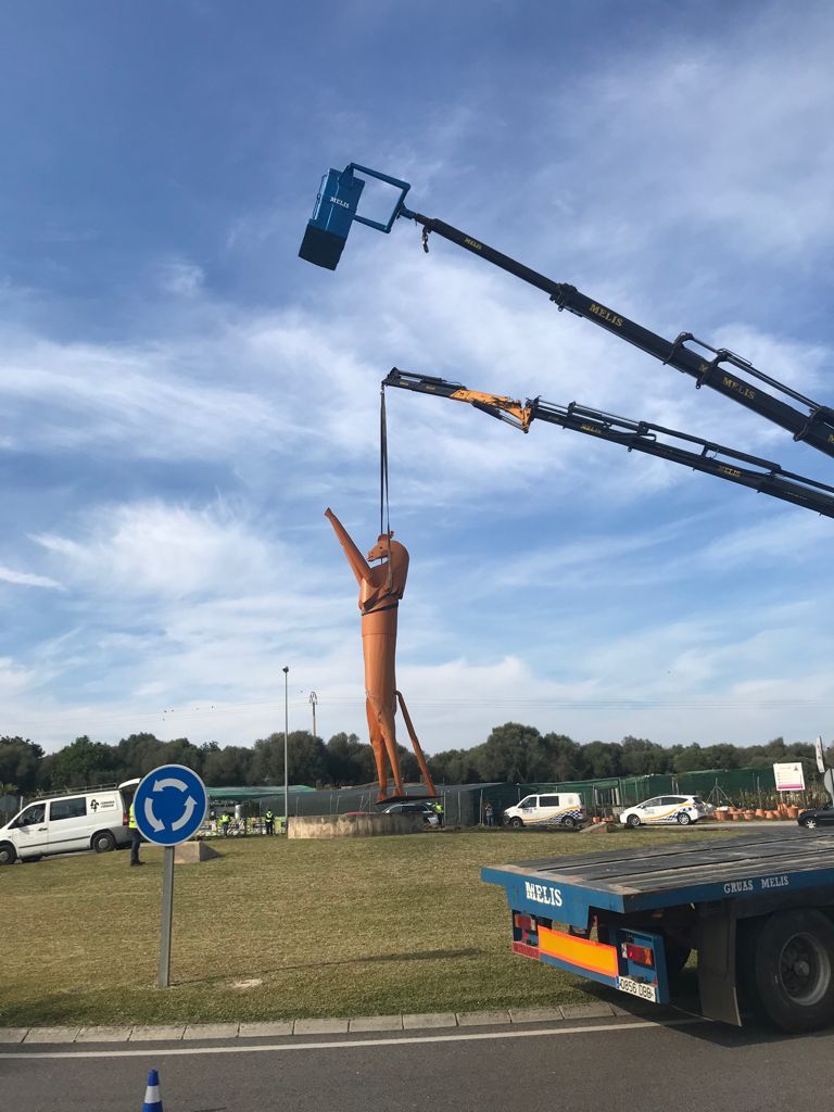 Retiran la estatua del caballo de Alcúdia tras el impacto de un camión