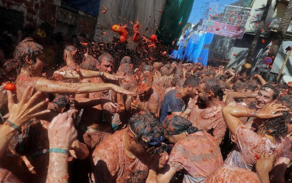 Unes 20.000 persones participen a la Tomatina de Bunyol