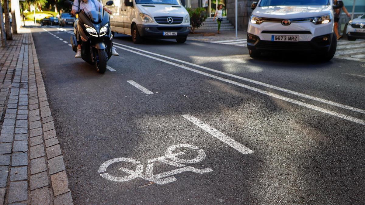 Carril bici en la calle de El Pilar, tras la retirada de los bolardos.