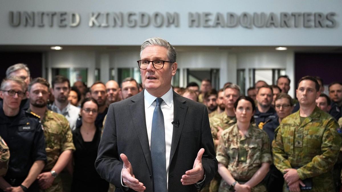 El primer ministro británico, Keir Starmer, durante su visita a la base en la que se ha reunido con jefe militares de diferentes países.