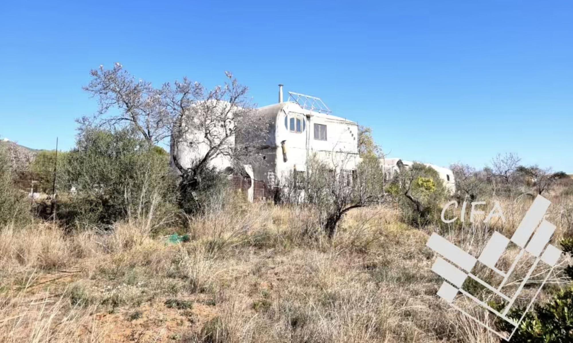 La casa está situada en los alrededores del camino La Chorva, entre Alcalà de Xivert y Alcossebre