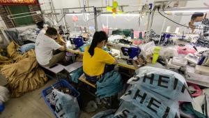 Talleres de Shein, la cadena china de ropa líder en el sector de usar y tirar