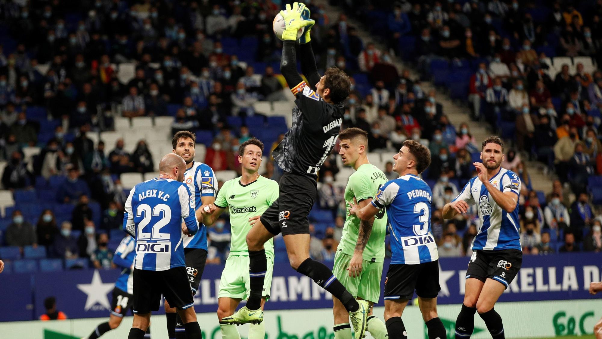 Diego López , captura el balón ante los atacantes del Athletic Club.
