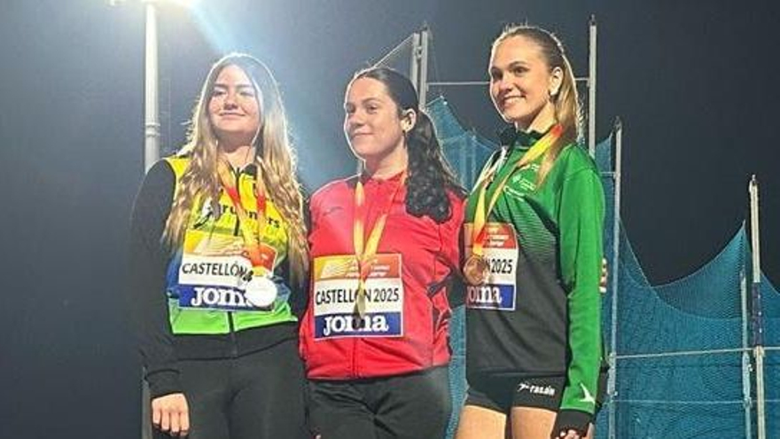 Paula Carreira, en el podio en el centro.