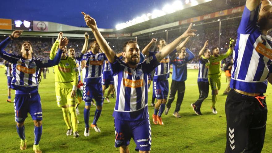 Los jugadores del Alavés celebran el ascenso.