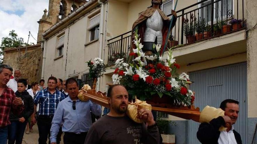 Procesión de San Fernando por las calles de Peleas de Arriba y a la derecha, un momento del concierto de la Banda del Regimiento de Ingenieros.