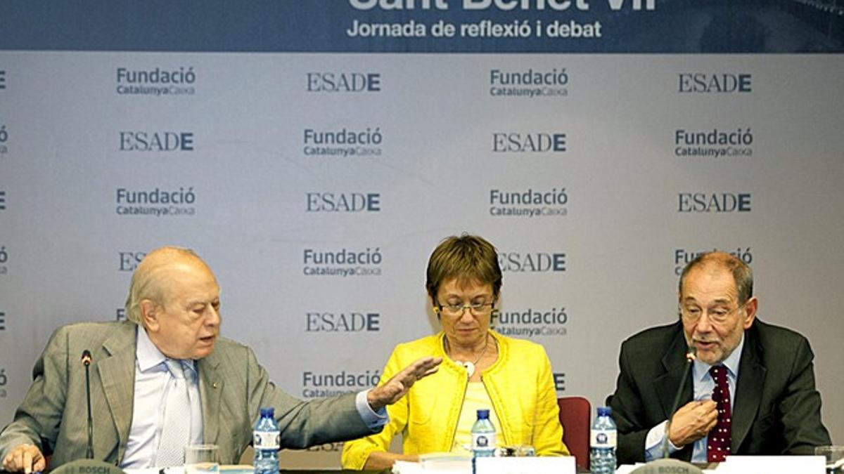 Jordi Pujol y Javier Solana intercambian palabras ante la directora de ESADE, Eugenia Bieto, el jueves, en el monasterio de Sant Benet.