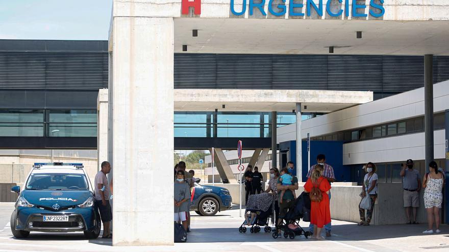 Imagen de archivo de la puerta principal del servicio de Urgencias del Hospital Can Misses.