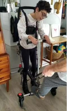 L'Oriol camina amb l'exoesquelet