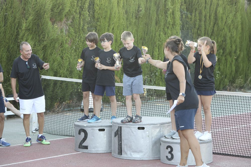 Entrega de trofeos en el fin de temporada del CT Morvedre.