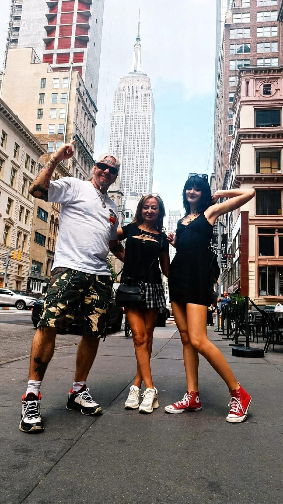 Kiana Gülpen mit Sascha Winkels und Deniz Gülpen in New York.