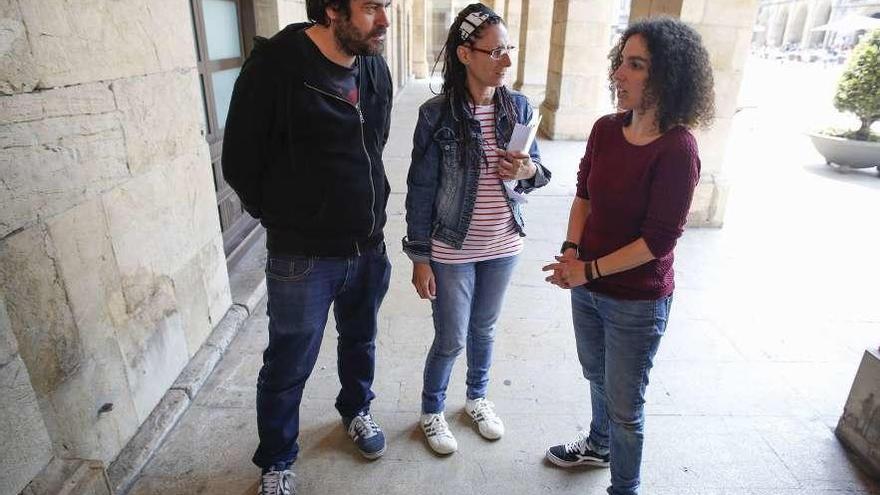 David Salcines, Covadonga Barroso y Llarina González, ayer, en el Ayuntamiento.