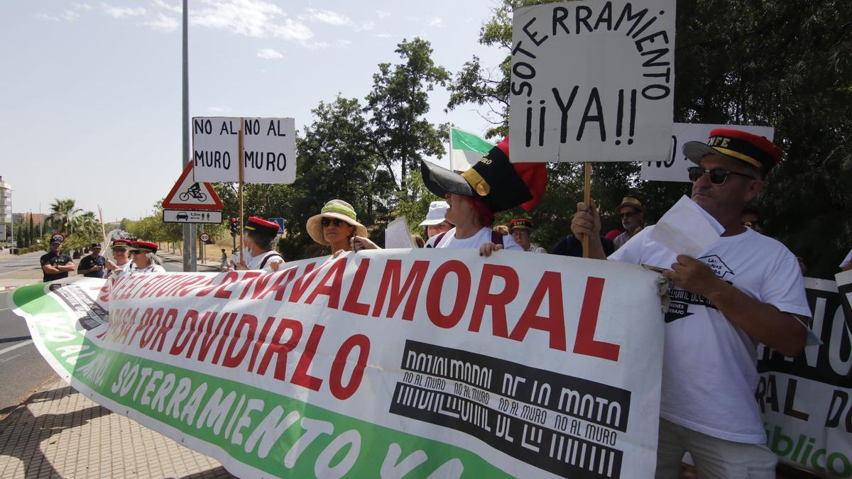 Varios manifestantes a las afueras de la estación de Cáceres