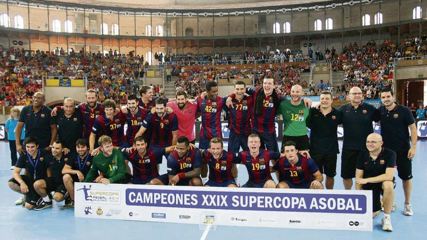 El FC Barcelona posa como campeón de la vigésimo novena edición de la Supercopa Asobal.